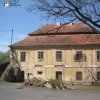 Močidlec - fara | vstupní východní průčelí zchátralé budovy bývalé fary v Močidlci - duben 2012