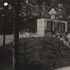 Božičany - pomník obětem 1. světové války | pomník obětem 1. světové války v Božičanech na snímku z 30. let 20. století