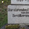 Hory - pomník obětem 1. světové války | německý věnovací nápis na patce pomníku obětem 1. světové války v Horách - červen 2017