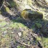 Zakšov - železný kříž | poškozený pískovcový podstavec litinového kříže na bývalé cestě ze Zakšova - březen 2021