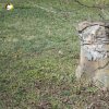 Vahaneč - železný kříž | poškozený žulový podstavec železného kříže v zahradě domů čp. 3 a 4 ve Vahanči - duben 2020
