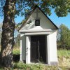 Sněžná - kaple sv. Antonína Paduánského | vstupní západní průčelí kaple - říjen 2021