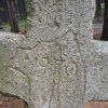Luhov (Komárov) - smírčí kříž | detail erbovního znamení a letopočtu 1970 - červen 2009