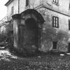 Štědrá - kaplička | barokní kaplička na nároží zámku v 70. letech 20. století