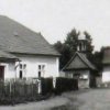 Jírov - kaple | kaple za obecní školou v Jírově na fotografii z roku 1937