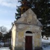Maroltov - kaple | vstupní průčelí zchátralé kaple - leden 2015