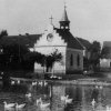 Sedlec (Hradiště) - kaple Andělů Strážných | kaple Andělů Strážných na břehu návesního rybníku v Sedleci někdy v letech 1942 - 1943