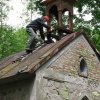 Stichlův Mlýn - kaple Panny Marie | osazování nové zvoničky na střechu kaple - červen 2009
