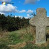 Protivec - smírčí kříž | kamenný smírčí kříž v serpentinách jižně od Protivce - září 2015