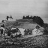 Bražec - Kostelní Hůrka (Am Berge) | osada Kostelní Hůrka (Am Berge) s kostelem, hřbitovem a tvrzištěm patřící k Bražci ve 30. letech 20. století