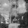 Tocov - Kudlichova rozhledna | zarůstající rozhledna s pomníkem Dr. Hanse Kudlicha před rokem 1945