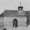 Radošov - smírčí kříž | smírčí kříž u bývalé kaple v roce 1979