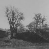Dalovice - tvrz | dalovické tvrziště s bývalou budovou ovčína v roce 1925