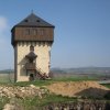 Bochov - hrad Hartenštejn | severní bateriová věž (Karlovarská) od jihu - duben 2013