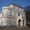 Velichov - zámek | zchátralá zámecká budova od jihozápadu - březen 2013