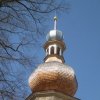 Kozlov - kostel Nanebevzetí Panny Marie | obnovená cibulová báň věže - duben 2013