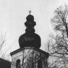 Kozlov - kostel Nanebevzetí Panny Marie | cibulová báň na věži po opravě v roce 1981