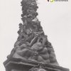 Žlutice - sloup se sousoším Nejsvětější Trojice | datail sochařské výzdoby trojičného sloupu v roce 1983; zdroj: archiv Muzea Karlovy