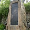 Lučiny - pomník obětem 1. světové války | vrcholová kamenná stéla pomníku - květen 2014