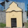 Vykmanov - kaple bl. Tita Zemana | vstupní průčelí kaple bl. Tita Zemana - srpen 2017