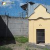 Vykmanov - kaple bl. Tita Zemana | vstupní průčelí obnovené kaple bl. Tita Zemana u zdi věznice ve Vykmanově - srpen 2017