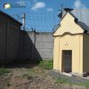 Vykmanov - kaple bl. Tita Zemana | obnovená kaple bl. Tita Zemana u zdi věznice ve Vykmanově od jihu - srpen 2017