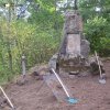 Lipoltov - pomník obětem 1. světové války | zchátralý pomník obětem 1. světové války v zaniklé vsi Lipoltov ve Vojenském újezdu Hradiště - srpen 2012