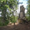 Lipoltov - pomník obětem 1. světové války | zchátralý pomník obětem 1. světové války v zaniklé vsi Lipoltov ve Vojenském újezdu Hradiště - srpen 2012