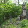 Lipoltov - pomník obětem 1. světové války | zchátralý pomník obětem 1. světové války v zaniklé vsi Lipoltov ve Vojenském újezdu Hradiště - květen 2017