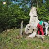 Lipoltov - pomník obětem 1. světové války | skládání kamenů do podoby stylizovaného alpinia u paty pomníku padlým v Lipoltově - květen 2018