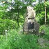 Lipoltov - pomník obětem 1. světové války | zchátralý pomník obětem 1. světové války v zaniklé vsi Lipoltov ve Vojenském újezdu Hradiště - červen 2010