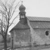 Sovolusky - kaple sv. Jakuba | zchátralá obecní kaple na návsi uprostřed vsi Sovolusky od jihovýchodu na snímku z počátku 90. let 20. století