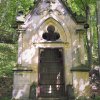 Korunní Kyselka - pohřební kaple Carla Gölsdorfa | vstupní průčelí pohřební kaple - červen 2017