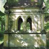 Korunní Kyselka - pohřební kaple Carla Gölsdorfa | jihovýchodní boční stěna - červen 2017