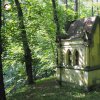 Korunní Kyselka - pohřební kaple Carla Gölsdorfa | zdevastovaná pohřební kaple Carla Gölsdorfa u bývalých lázní v Korunní Kyselce od východu - červen 2017