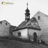 Verušice - kaple | zchátralá obecní kaple ve Verušicích na fotografii z roku 1963