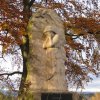 Háje - pomník obětem 1. světové války | reliéfní socha plačící ženy na přední straně kamenné stély - listopad 2009