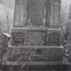 Dlouhá - pomník obětem 1. světové války | torzo zdevastovaného pomníku s posledními nápisovými deskami na počátku 90. let 20. století