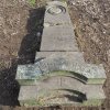 Dlouhá - pomník obětem 1. světové války | vrcholová část rozvaleného pomníku - duben 2018