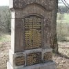 Dlouhá - pomník obětem 1. světové války | osazené repliky nápisových desek - duben 2019