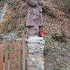 Březová - pomník obětem 1. světové války | torzo sochy vojáka na sloupku oplocení domu v Hamerské ulici - prosinec 2018
