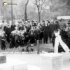 Březová - pomník obětem 1. světové války | předseda spolku Heimatsöhne im Weltkrieg Josef Seyfried klade pod pomník padlým věnec v roce 1941