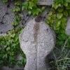 Andělská Hora - kopie křížového kamene | lícní strana s reliéfem křížem a datem 1533 - červen 2009