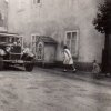 Velichov - kaplička sv. Jana Evangelisty | kaplička při průčelí staré fary na fotografii patrně z roku 1930