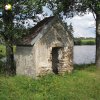 Jesínky - kaple | zchátralá kamenná kaple na hrázi rybníka severovýchodně od vsi Jesínky - září 2010