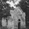 Hluboký - kaple | zchátralá kaple v obci Hluboký v roce 1963