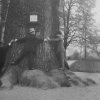 Dalovice - Körnerův dub | oblíbené objímání kmene Körnerova dubu patrně v roce 1891