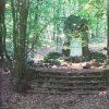 Stará Role - pomník obětem 1. světové války | zdevastovaný pomník obětem 1. světové války u hřbitova ve Staré Roli na snímku z jara roku 2008