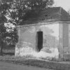 Velký Hlavákov - kaple sv. Jana Nepomuckého | zdevastovaná kaple sv. Jana Nepomuckého ve Velkém Hlavákově na snímku z roku 1990