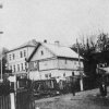 Trmová (Dürmaul) | hostince Donner-Gasthaus čp. 6, obecní škola a dům čp. 39 Antona Wirknera (zleva), v popředí májka